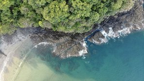 Bild mit der Drohne von der Küste Costa Ricas, Regenwald und Meer