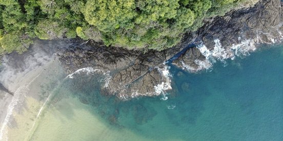 Bild mit der Drohne von der Küste Costa Ricas, Regenwald und Meer