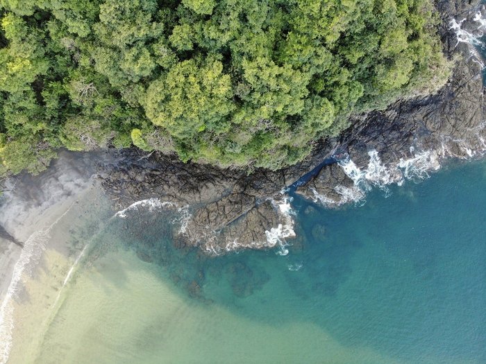 Bild mit der Drohne von der Küste Costa Ricas, Regenwald und Meer