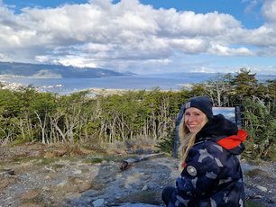 Argentinien Ushuaia Elisa in Ushuaia auf einer Wanderung