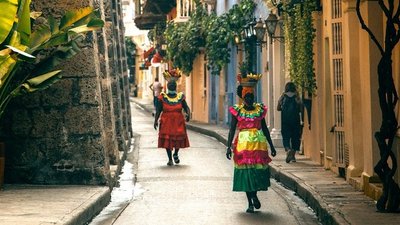 Frauen mit Einkäufen auf dem Kopf auf der Straße in Cartagena