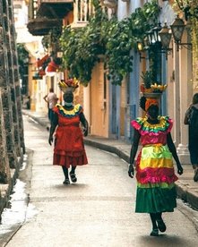 Frauen mit Einkäufen auf dem Kopf auf der Straße in Cartagena
