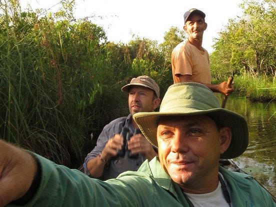 Guide in einem Kanu zeigt etwas