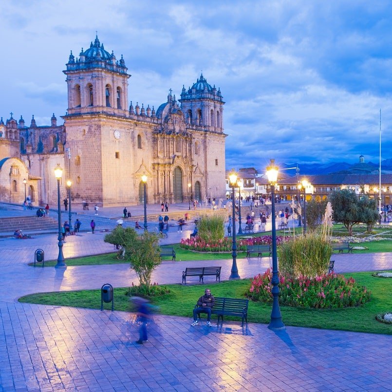 Plaza de Armas in der Dämmerung in Lima