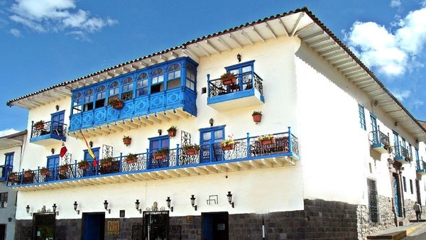 Außenansicht des Hotels Royal Inka I mit blauen Fensterläden