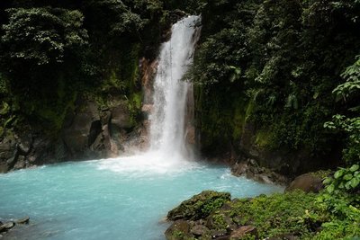 türkisblauer Wasserfall in Costa Rica