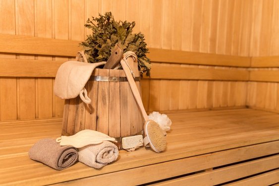 Holzkübel und Bürste in einer Sauna