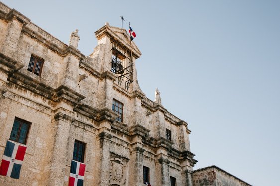 Gebäude mit der Flagge der Dominikanischen Republik 