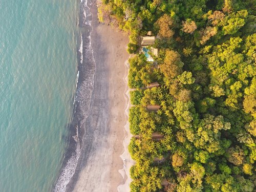 Hotel Isla Palenque von oben mit Strand, Meer und Dschungel