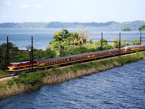 Eine Eisenbahn fährt entlang des Panamakanals.
