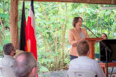 Deutsche Botschafterin in Costa Rica, Frau Nibbeling-Wriessnig, hält eine Rede zur Eröffnungsfeier der La Tigra Regenwaldschule