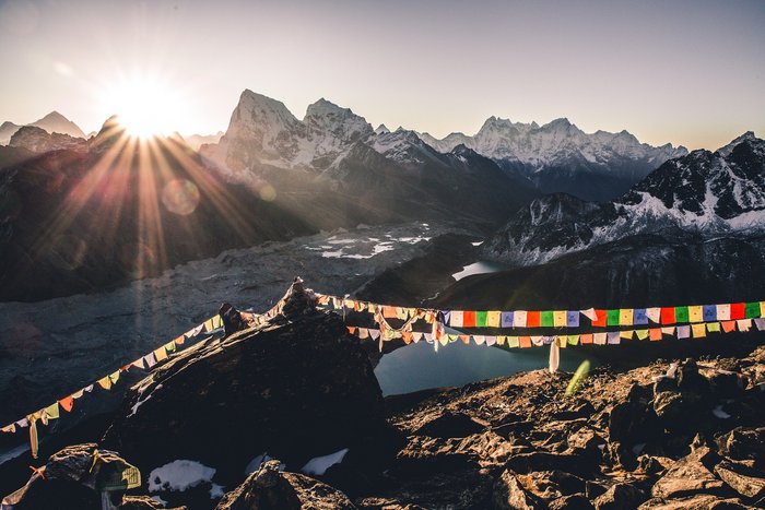 Sonnenuntergang im Himalaya und bunte Gebetsfahnen