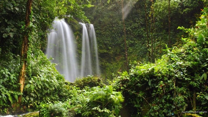 Wasserfall mitten im Regenwald in Costa Rica