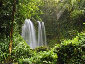 Wasserfall mitten im Regenwald in Costa Rica