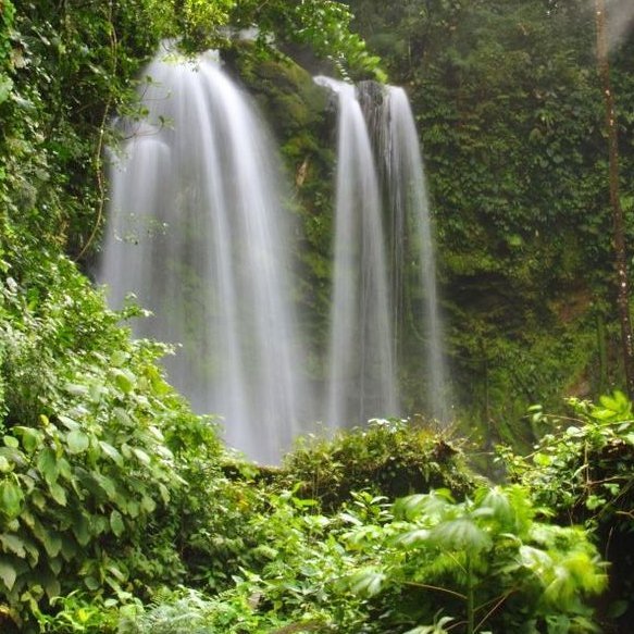 Wasserfall mitten im Regenwald in Costa Rica