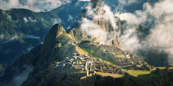 suedamerika-peru-machu picchu-wolken-mystisch.jpg Machu Picchu umhüllt von Wolken