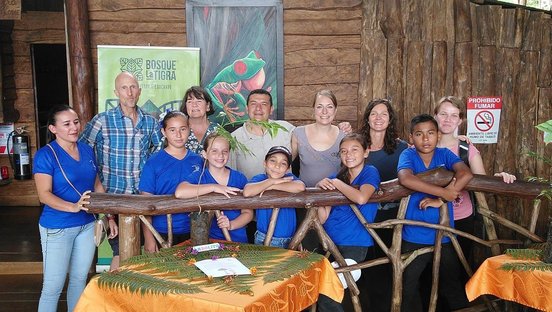 Adolfo Quesada mit Schulkindern in La Tigra