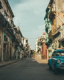 Blauer Oldtimer in Havanna