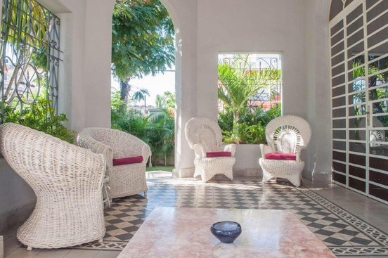 Terrasse eines Casa Particular mit Sesseln