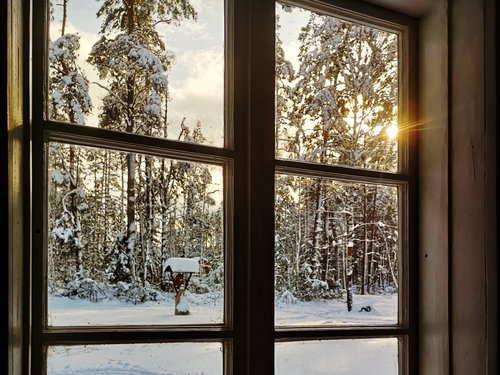 Blick aus dem Fenster auf die winterliche Landschaft