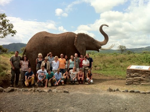 Reisegruppe in Tansania vor einem Fake-Elefanten