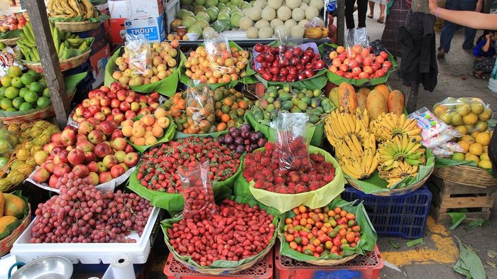 Ein Stand voller lokaler Lebensmittel auf dem Antigua Markt in Gutemala.
