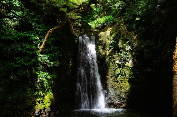 Versteckter Wasserfall auf den Azoren