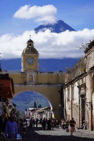 Der berühmte Torbogen in Antigua mit dem Vulkan Agua im Hintergrund