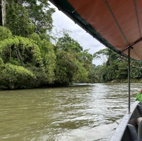 Bootsfahrt auf einem Fluss in Ecuador
