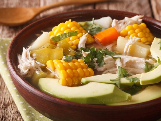 Kolumbianischer Eintopf mit Mais und Avocado