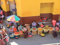 Einheimische verkaufen Früchte auf einem Markt