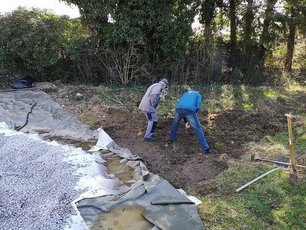 Zwei Menschen heben eine Grube im Kali Gelände bei Heitersheim aus für den Naturschutz und füllen sie mit Kies