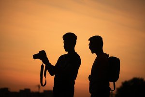 Zwei Fotografen im Gegenlicht bei Sonnenuntergang