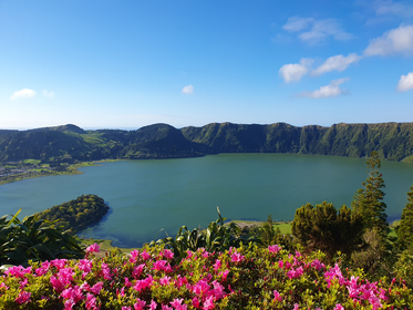 Blick auf einen Kratersee auf Sao Miguel