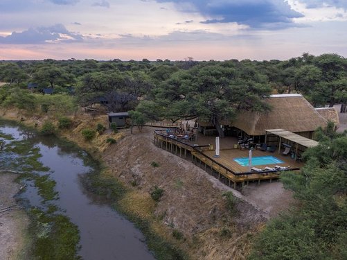 Mogotlho Safari Lodge mit Pool an einem Fluss