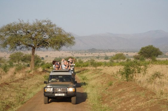 Reisegruppe im Jeep auf Safari in Uganda