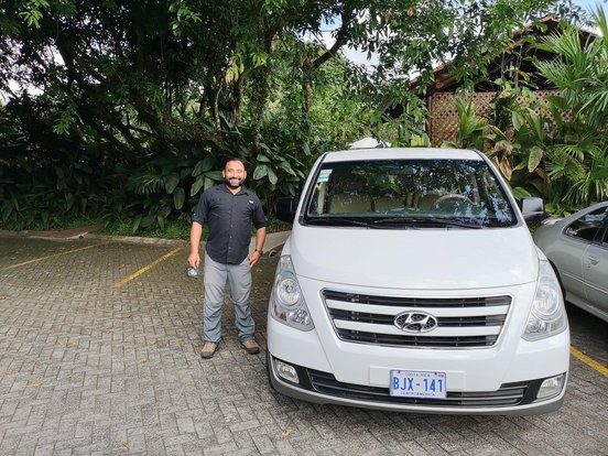 Reiseleiter Alvaro Jimenez neben seinem Auto