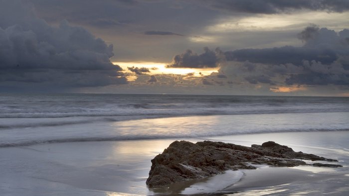 Wellen schlagen gegen Felsen im Meer