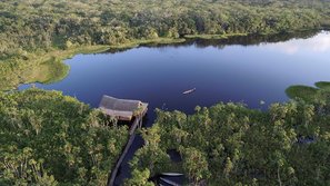 Sacha Lodge an einem See und Dschungel von oben