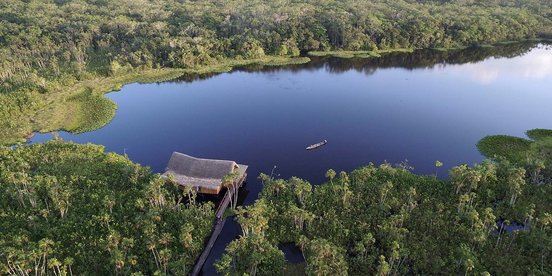 Sacha Lodge an einem See und Dschungel von oben