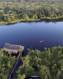 Sacha Lodge an einem See und Dschungel von oben