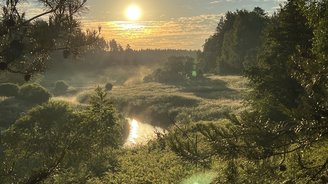 Sonnenaufgang in Paramelis bei nebelverhangener Landschaft