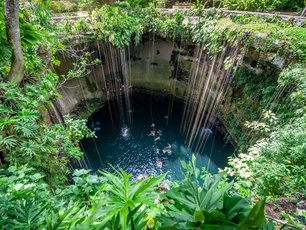 Blick auf die Chichen itza Cenote im Yucatan