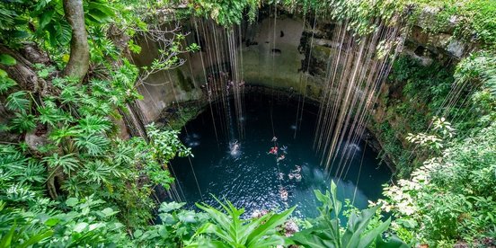 Blick auf die Chichen itza Cenote im Yucatan