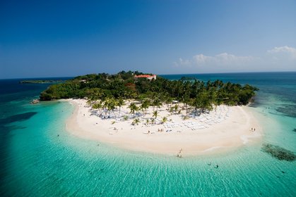 Tropische Insel mit weißem Sandstrand und Palmen