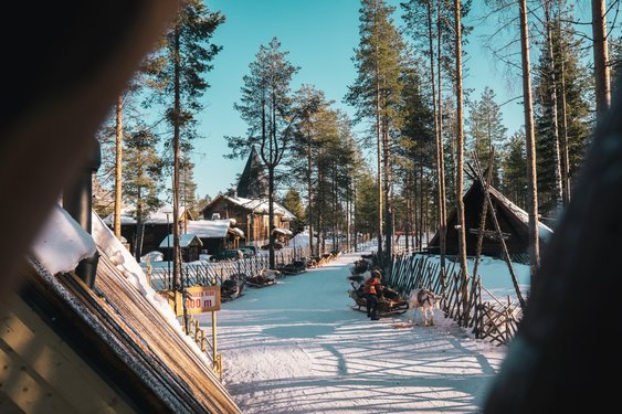 Idyllisches, verschneites Dorf in Finnland