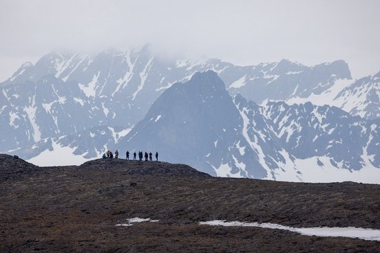 Menschen betrachten ein Bergpanorama