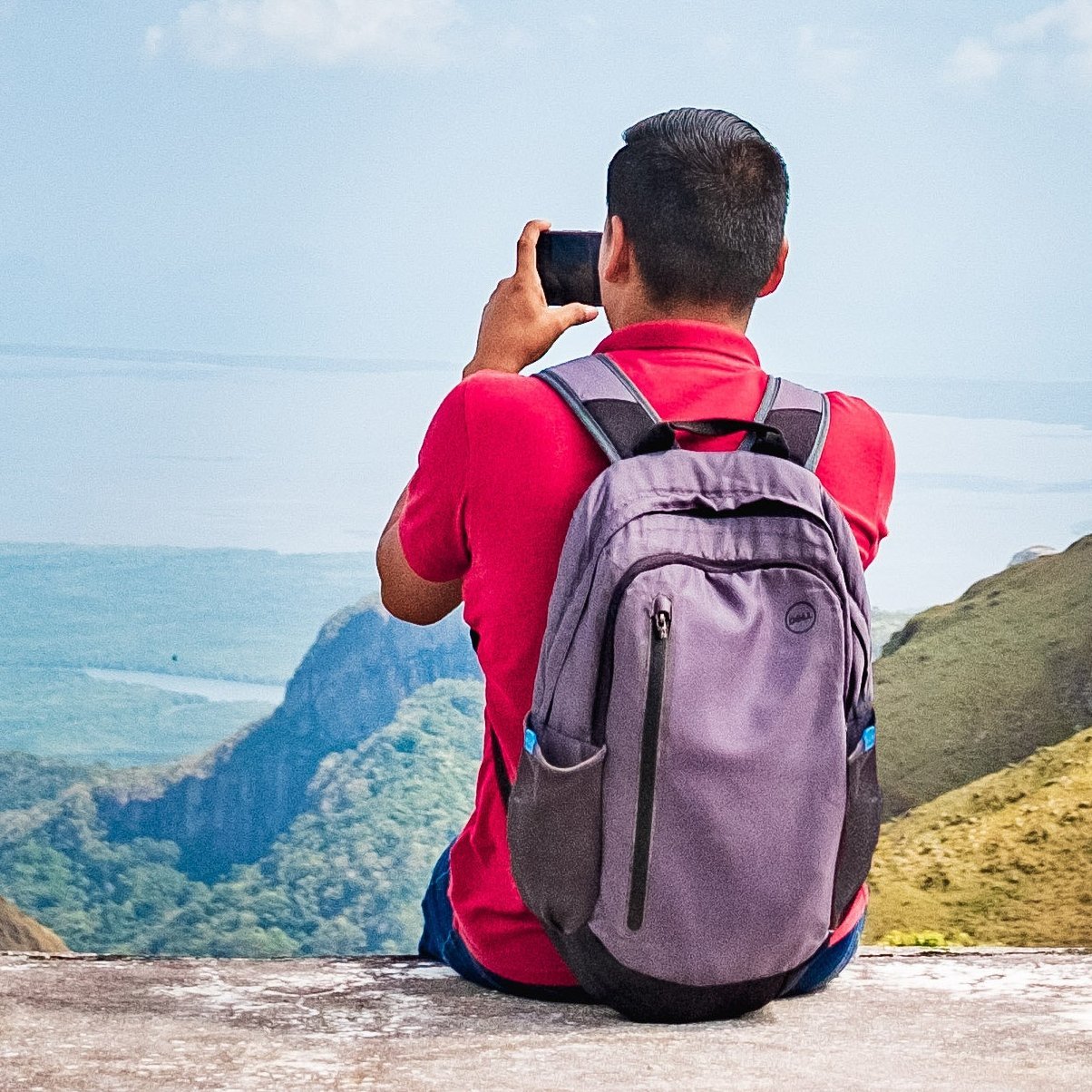 Mensch sitzt und genießt die Aussicht