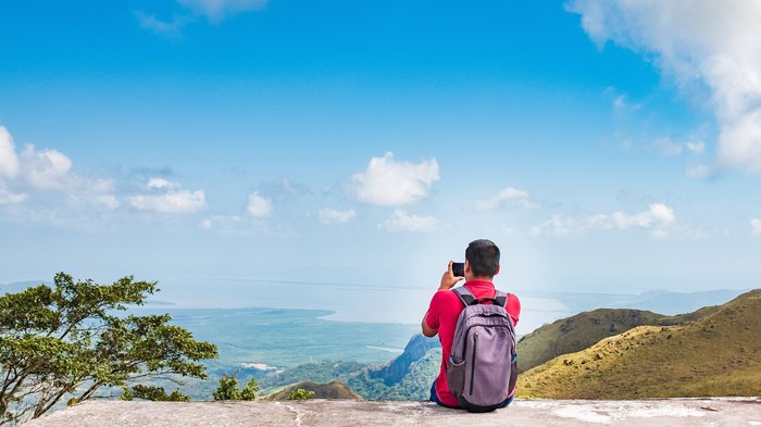 Mensch sitzt und genießt die Aussicht