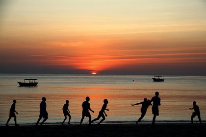 Männer spielen am Strand von Costa Rica Fußball